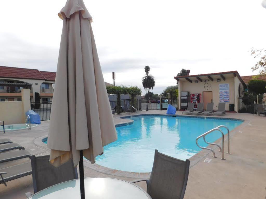 Laurel Inn&Conference Center Salinas Esterno foto